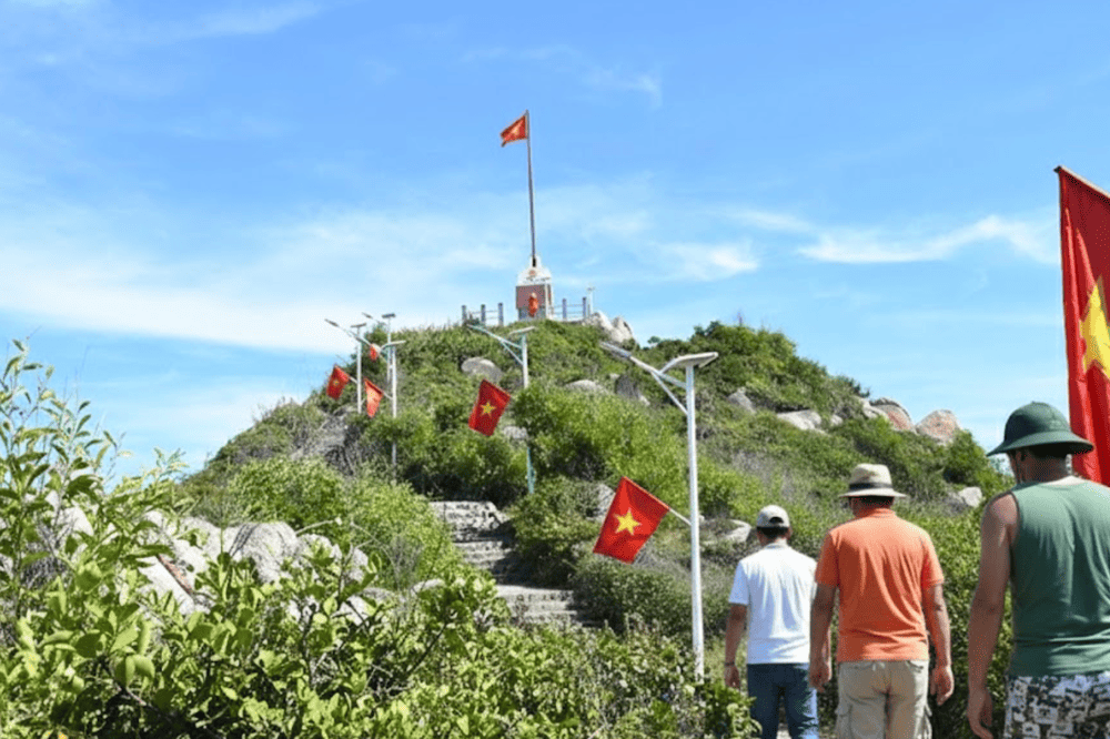 Hành trình leo bộ hơn 100 bậc thang tiến về lá cờ Tổ quốc là trải nghiệm tự hào với mỗi du khách